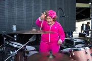 (2. Staffel) - Bei so einer Tournee kann einiges passieren. Cindy aus Marzahn versucht sich sogar als Schlagzeugerin ...