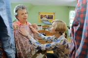 Die Vorbereitungen für das Date laufen. Margie (Margie Kinsky) wird von Nachbarin Petra (Anna Stieblich) beraten.
