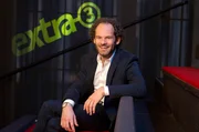 NORDDEUTSCHER RUNDFUNK
extra 3 Spezial: Der reale Irrsinn XXL - Moderator Maxi Schafroth
Maxi Schafroth präsentiert Satiren rund um Behördenpossen und Schildbürgerstreiche.
© NDR/Thomas Pritschet, honorarfrei - Verwendung gemäß der AGB im engen inhaltlichen, redaktionellen Zusammenhang mit genannter NDR-Sendung und bei Nennung "Bild: NDR/Thomas Pritschet" (S2). NDR Presse und Information/Fotoredaktion, Tel: 040/4156-2306 oder -2305, pressefoto@ndr.de