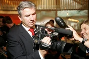 Klaus Wowereit (Regierender Bürgermeister von Berlin) bei den Dreharbeiten zu "24 Stunden Berlin" mit Regisseurin Susanna Salonen