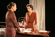Hannah Arendt (Elsa Hanewinkel, rechts) mit ihrer Mutte (Ekaterina Dimitriu) in Paris.