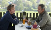 Biergarten-Gespräch beim Besuch im malerischen Kloster Andechs: Pierre M. Krause (li.) und Hannes Jaenicke.