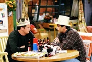 Chandler (Matthew Perry, l.) und Joey (Matt LeBlanc, r.)