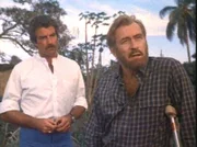 Buck (Darren McGavin, r.) verrät Magnum (Tom Selleck), der ihn wegen seiner waghalsigen Eskapaden zur Rede stellt, sein Geheimnis.