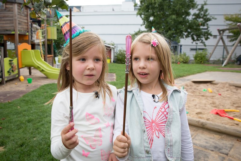 Kinder flirten mit der welt