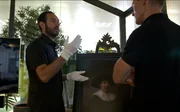 Ingolf Baur mit Emmanuel Flores, der einem Computer mithilfe künstlicher Intelligenz beigebracht hat, wie Rembrandt zu malen.