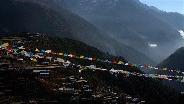 Abenteurer Gerry Moffatt von den eisbedeckten Tälern des Himalaya, wo der legendäre Yeti hausen soll, führt ihn seine Suche rund um die Welt bis in die Wildnis Nordamerikas, in die Heimat des ebenso häufig gesichteten wie letztlich unauffindbaren Bigfoot.