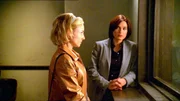 Detective Benson (Mariska Hargitay, r.) hofft, dass Harper Anderson (Tracy Pollan) bei der Gegenüberstellung den Täter wiedererkennt!