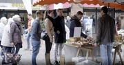 Je rarer eine Ware ist, desto begehrter ist sie. In einem Experiment mit versteckten Kameras limitieren wir die Honiggläser auf einem Wochenmarkt. Plötzlich stehen die Menschen Schlange.