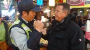 Die Koreaner trinken mehr harte Spirituosen als jede andere Nation. Und sie trinken mehr, als sie vertragen. Das bekommen auch Toto (r.) & Harry zu spüren, als sie mit ihren Kollegen auf Nachtsteife durch die berüchtigten Partyviertel gehen ...