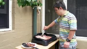 Justin hat seine Familie zum Barbecue eingeladen und steht höchstpersönlich am Grill