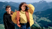 Pit (Ralf Komorr) und Susi (Maria Ketikidou) - das Paar aus dem "Traumauto" - plagen sich mit den kleinen und großen Problemen in Beruf und Beziehung. Pit ist ganz auf dem Aufsteiger-Trip: Mit seinen Mitte-20-Jahren schon in der Führungsetage einer großen Münchner Werbeagentur und immer im Dienst. Gemeinsam mit Susi wohnt er in einer großzügigen Wohnung.
Neben anderen Statussymbolen leistet man sich auch ein teures Auto, die In-Lokale und die Kleidung aus den In-Läden - alles schön und gut. Doch Susi ist nicht glücklich in ihrer Beziehung, in der nur noch oberflächliche Äußerlichkeiten im Mittelpunkt stehen. Die Konsequenz ist vorprogrammiert: Susi bricht aus und fährt in die einsame Welt der Berge...
(Kann für beide Teile verwendet werden)