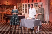 Mit welchem Urteil müssen die Promi-Kandidaten rechnen? Torten-Dekorateurin Bettina Schliephake-Burchardt (r.) und Chef-Pâtissier Christian Hümbs (M.) müssen sich auf ein klares und ehrliches Urteil einigen und prüfen die Backkreationen auf Optik, Machart und Geschmack. Kann Backfee Enie (l.) Glückwünsche überbringen oder muss sie Trost spenden?