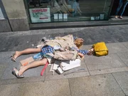 Die spanische Performance-Künstlerin Yolanda Domínguez lässt Frauen aus aller Welt gekünstelte und lächerliche Modelposen der Fashionindustrie nachahmen.