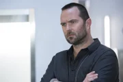 Während sich Kurt Weller (Sullivan Stapleton) vor dem Justizministerium erklären muss, weil ihm vorgeworfen wird, Terroristen Beihilfe zur Flucht geleistet zu haben, wird ein neues, brisantes Tattoo entschlüsselt ...