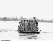 Ein Foto, dass am 24.08.1965 unmittelbar vor der Katastrophe entstanden ist. Wenige Augenblicke später wird der als unsinkbar geltende Schwimmpanzer der NVA nach vorn überkippen, versinken und 7 Kinder des Pionierferienlagers "Flax und Krümel" in den Tod reißen.