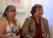 Nelly begleitet Andrea zur medizinischen Abklärung für die geschlechtsangleichende Operation.