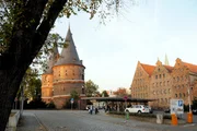 PHOENIX DIE DEUTSCHE HANSE, "Eine heimliche Supermacht", am Donnerstag (15.05.14) um 20:15 Uhr.
Holstentor und Salzspeicher in Lübeck, der heimlichen Hauptstadt des Hanseimperiums