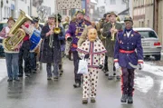 Der Umzug zur Fasnet ist eine wichtige Tradition in Fridingen, an der nun auch Jorlens (re.) teilnimmt.