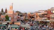 Blick auf den Platz Djemaa el Fna in Marrakesch.