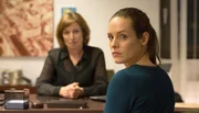 Auch ohne viele Worte hat Sara (Katharina Lorenz) Verständnis für ihre Chefin (Kirsten Block).