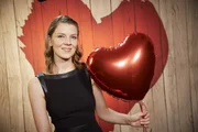 Über versteckte Kameras ist der Zuschauer bei diesen ersten Dates hautnah dabei, wenn Frauen- und Männerherzen vor Aufregung ein Stück höher schlagen: Gefällt er ihr? Ist sie sein Typ?