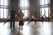 Mit Unterstützung von Lehrer Armando Castillo (Rik Young, li.) arbeitet Lena (Jessica Lord, re.) mit großem Ehrgeiz an ihrer Choreografie für den Showcase, die große Ballettaufführung am Ende des Schuljahres.