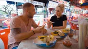 Filip und Sam verbringen ihr Date mit traditionellem Thai-Essen.