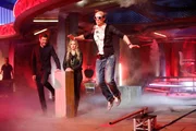 Kann der Kandidat (r.) im "Himmel" die gemeinen Fragen von Jochen Schropp (l.) beantworten? Falls nicht, droht der Abstieg zu Evelyn Weigert (M.) in die "Hölle" - und dort warten fiese Aufgaben auf ihn ...