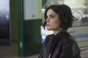 Jane (Jaimie Alexander) durchlebt ein Trauma, als ein Baby auf einem öffentlichen Platz in einer Tasche abgelegt wird, das ein Tattoo trägt, das mit einem der ihrigen identisch ist ...