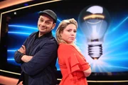 Kaya Yanar (l.) und Caroline Frier (r.) unterstützen ihre jeweiligen Rateteams, wenn es darum geht, unglaubliche Erfindungen unter die Lupe zu nehmen und herauszufinden, was es damit auf sich hat ...