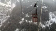 Eine kleine Seilbahn ist die einzige Verbindung zwischen dem Hof der Guflers hoch in den Bergen und der Welt unten im Tal.