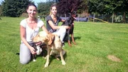 Nadine (l.) und Tina mit den Hunden "Carlos", "Emma" und "Sammy"