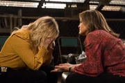 L-R: Detective Amanda Rollins (Kelli Giddish), Lieutenant Olivia Benson (Mariska Hargitay)