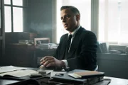 Gestapo-Chef Hagen Forster (Tom Wlaschiha) versucht, der Résistance in La Rochelle auf die Spur zu kommen.