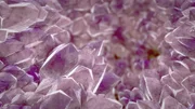 In einigen hundert Metern Tiefe trifft man auf riesige Quarz- und Kristallvorkommen. Amethyste bildeten sich vor allem in Hohlräumen von vulkanischen Gesteinen. (Animation)