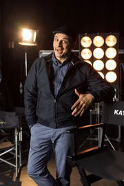 In seinem Kino-Ranking begrüßt Kaya Yanar nicht nur namhafte Schauspieler, sondern wagt auch einen Blick hinter die Kulissen der Filmwelt