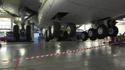 Der Superflieger in der Luft - und doch am Boden. Für den Ausbau wird die A 380 aufgebockt.