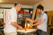 Upcycling-Experte Thomas Klotz (r.) ist zu Gast bei Hans Land (l.) und seinem Label "Tischwerk".