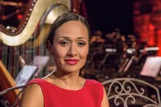 Moderatorin Alice Tumler auf der Gartenbank sitzend