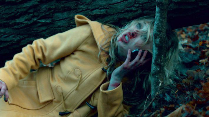 In Todesangst wählt Aurora O'Donnell (Tess Degenstein) den Notruf, während sie vor ihrem Angreifer durch den Wald flieht.