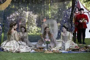 Noch ahnen Catherine (Tamzin Merchant, 3.v.l.), Lady Rochford (Joanne King, l.) und Joan Bulmer (Catherine Steadman, 2.v.l.) nicht, dass mit Francis Dereham, einem ehemaligen Liebhaber der Königin, große Probleme auf sie zukommen werden ...