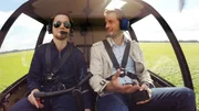 Dieter Könnes (r) kurz vor Abflug auf dem Flugplatz Essen-Mülheim.