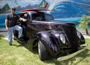 Surfboarddesigner Bill Stewart mit seinem Hot-Rod vor einem seiner Bilder in San Clemente / Orange County