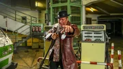 Eine Mischung aus Elvis und Indiana Jones, er gibt ein U?berraschungssta?ndchen.