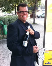 Dennis (23) hat in Bukarest ein Date mit zwei Schwestern..