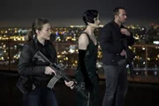 Noch glauben (v.l.n.r.) Ali (Trieste Kelly Dunn), Jane (Jaimie Alexander) und Weller (Sullivan Stapleton), alles im Griff zu haben. Doch schon bald lehrt sie Rich DotCom, einem verrückten Kriminellen mit viel Fantasie nicht über den Weg zu trauen ...