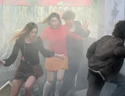 Unruhen im Quartier Latin im Mai 68: v.l: Caroline (Kate Moran), Catherine (Laetitia Casta), Yves (Yannick Renier) und Hervé (Yann Trégouët)