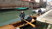Für Toto (M.) und Harry (l.) geht es nach Venedig. Die beiden Bochumer geraten in den Trubel des weltberühmten Karnevals - und anscheinend ins Mekka der Drogendealer und Schwarzmarkthändler ...