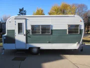 Tiny House Hunters Season3 EP Going Tiny to Travel, Tiny House Hunters Staffel3 EP Quer durchs Land
Carson (left) and Mel met while students at the University of Nebraska.  They love Lincoln but are excited to spend the next year traveling the country and writing about their experiences.  They hope to find a tiny house on wheels that will allow them to live off grid and realize their dream.